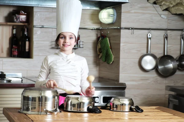 Menina pequena cozinhar — Fotografia de Stock