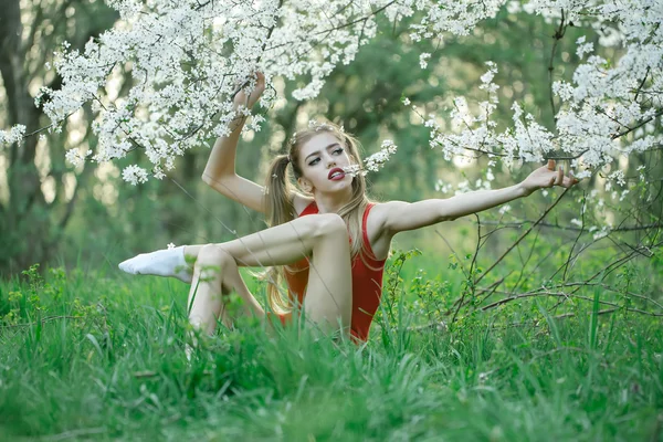 Jolie fille en fleur — Photo