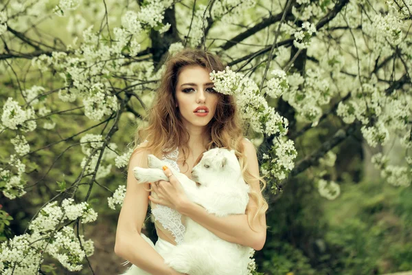 Frau mit Ziege in Blüte — Stockfoto