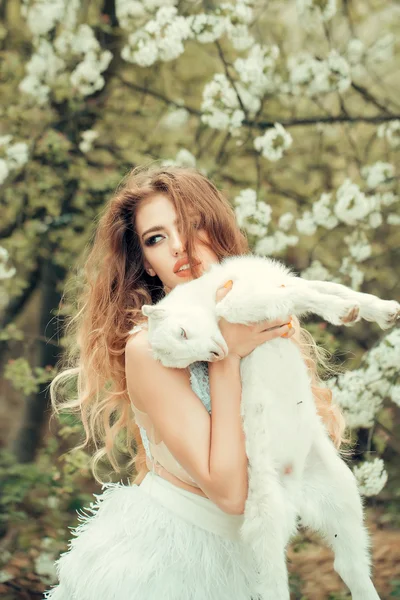 Femeie cu capră în floare — Fotografie, imagine de stoc