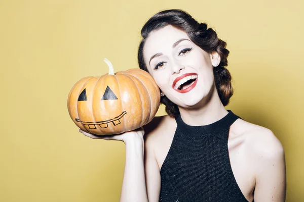 Młoda kobieta z Halloween dynia — Zdjęcie stockowe