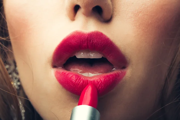 Labios femeninos y lápiz labial — Foto de Stock