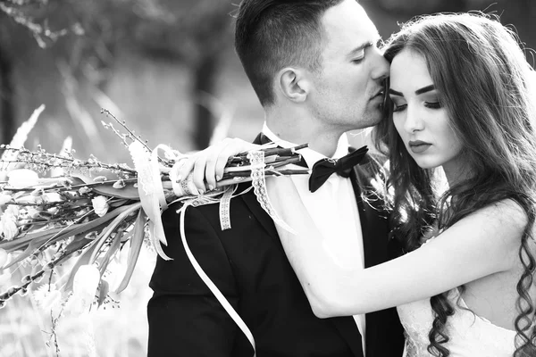 Bröllop embracing par — Stockfoto