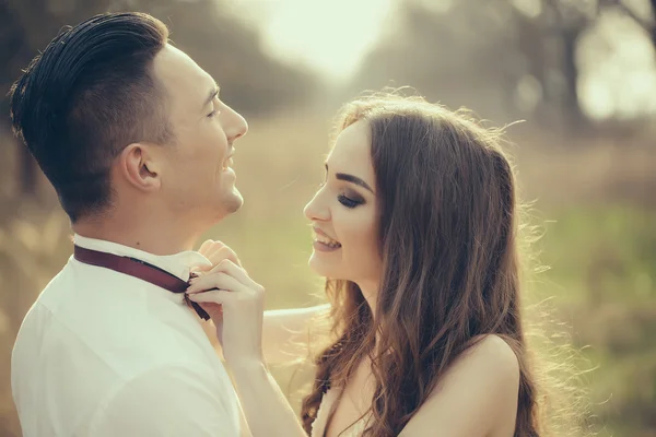 Joven pareja de boda —  Fotos de Stock