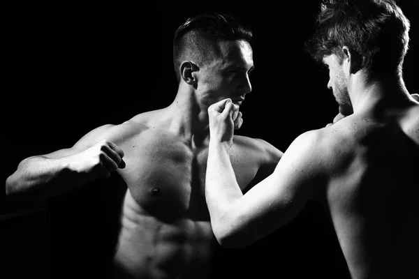 Jóvenes hombres musculosos boxeo — Foto de Stock