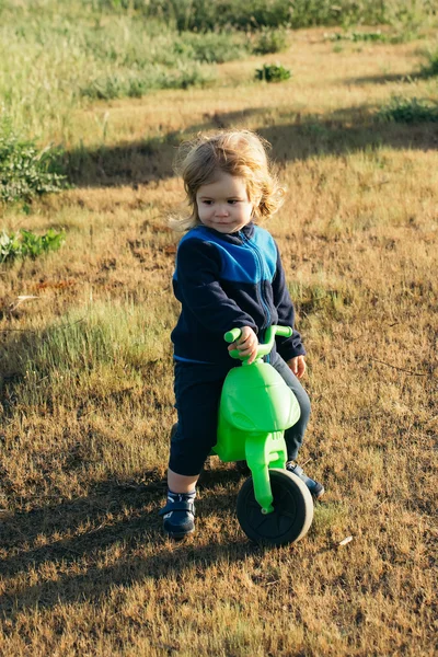 Petit garçon sur le vélo jouet — Photo