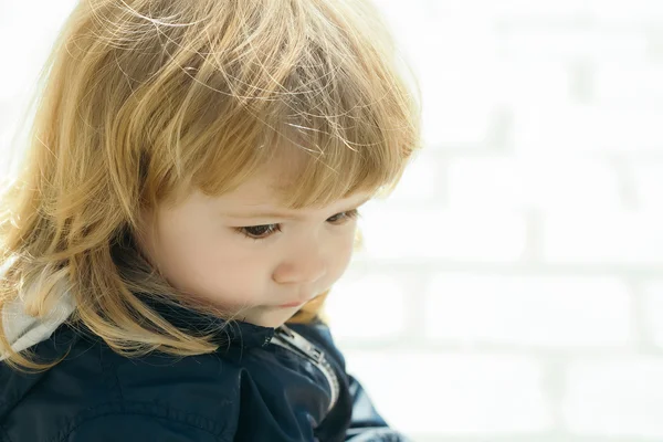 Küçük sarışın çocuk portre — Stok fotoğraf
