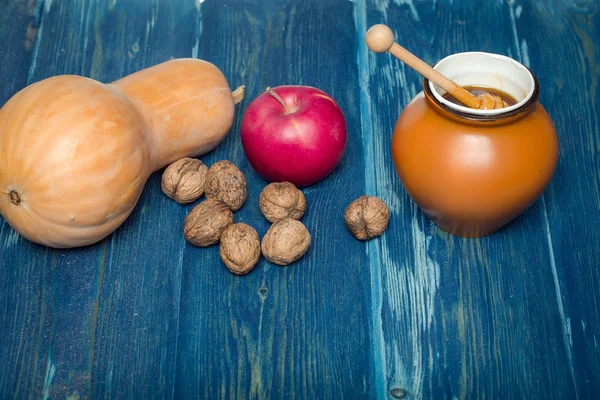 Honung med apple pumpkin och valnötter — Stockfoto