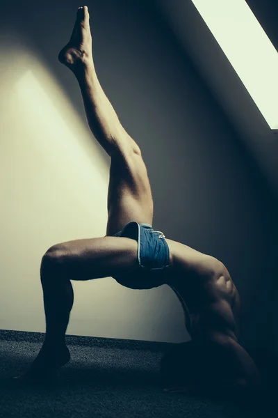 Muscular yoga man in bridge position — Stock Photo, Image