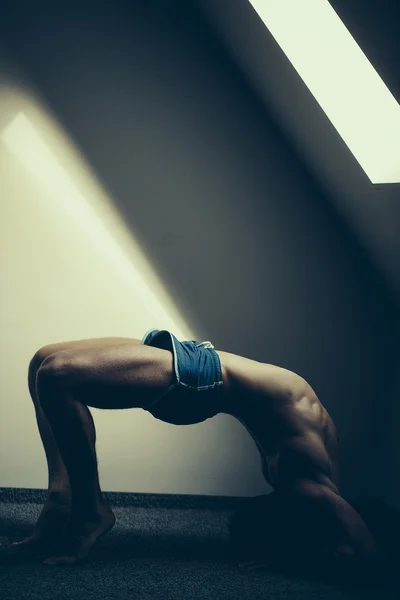 Homem de ioga muscular na posição de ponte — Fotografia de Stock