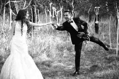 Düğün çifti ve ağaç şeritler