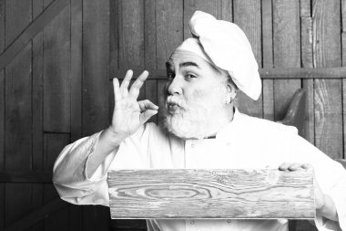 Ahşap plaka ile sakallı aşçı