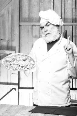 Pizza ile sakallı aşçı