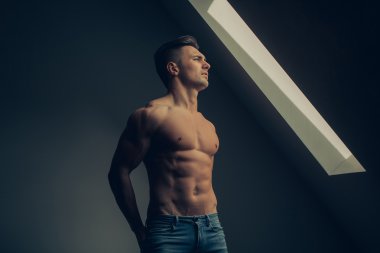 Kaslı adamın pencere yanında