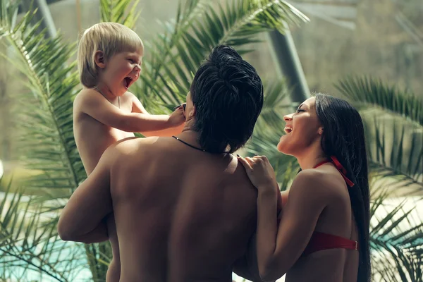 Familia feliz cerca de la piscina — Foto de Stock