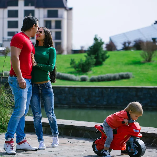 Junge Familie im Park — Stockfoto