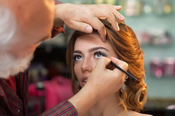 Mujer joven con hermoso maquillaje — Foto de Stock