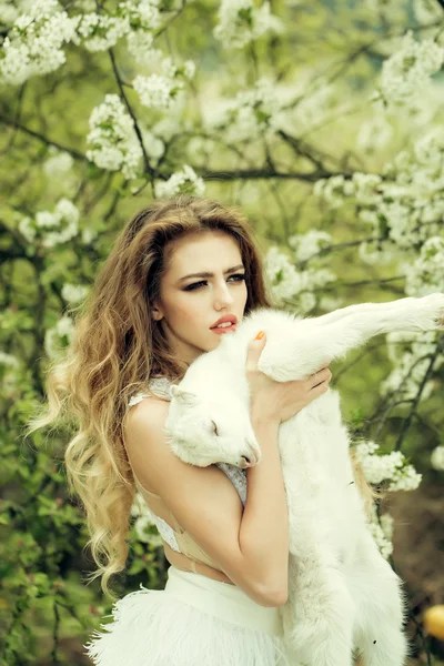 Mujer con cabra en flor — Foto de Stock