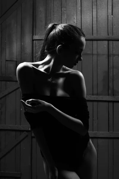 Гаряча дівчина в чорному комбінезоні — стокове фото