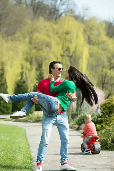 Glückliches Familienpaar — Stockfoto