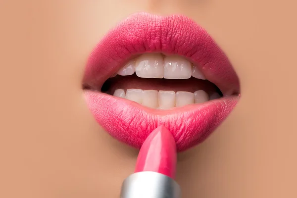 ริมฝีปากผู้หญิงและลิปสติก — ภาพถ่ายสต็อก