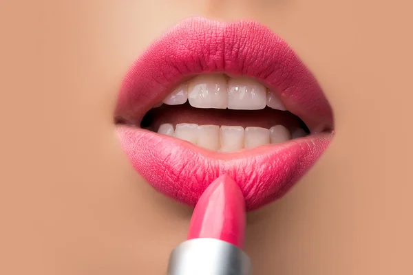 Labios femeninos y lápiz labial — Foto de Stock