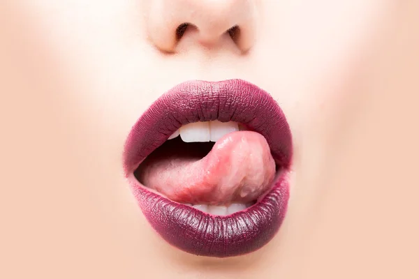 Sexy labios femeninos —  Fotos de Stock