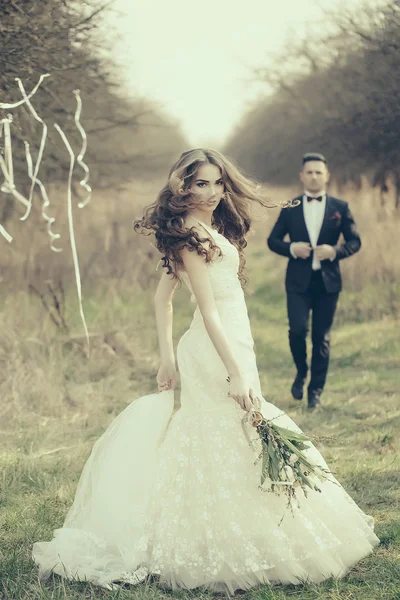 Düğün iki açık yürüyor — Stok fotoğraf