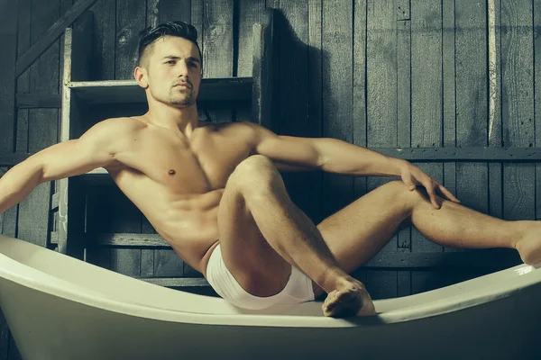 Homem muscular na banheira — Fotografia de Stock