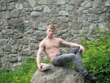 Taşlı duvar Kas İkizler