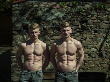 İkiz kardeşler ile çıplak göğüs 