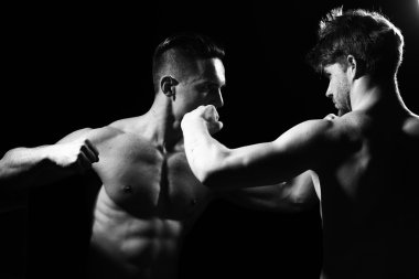 Genç kaslı erkekler boks