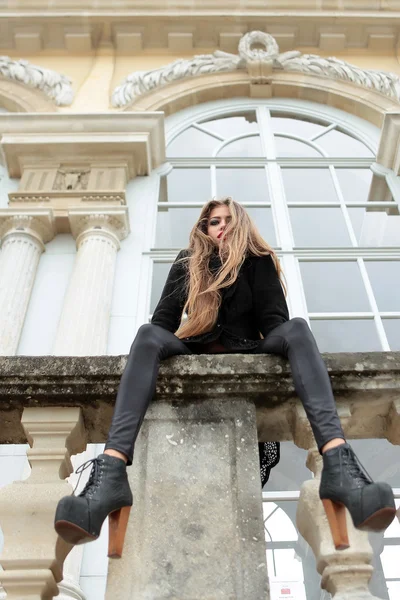 Menina elegante em parapeth — Fotografia de Stock