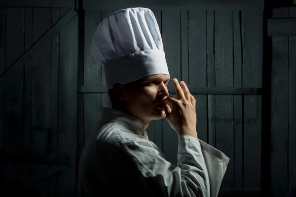Chefe cozinheiro masculino em uniforme no fundo cinza — Fotografia de Stock