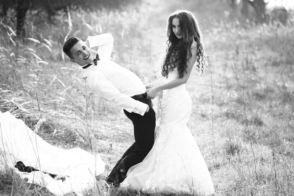 Sexy glückliches Hochzeitspaar — Stockfoto