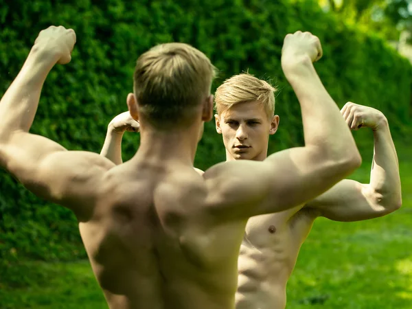 Musculat chicos posando al aire libre — Foto de Stock