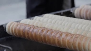 şehir merkezinde, inanılmaz lezzetli sokak gıda ateşte pişmiş geleneksel Çek hamur işleri