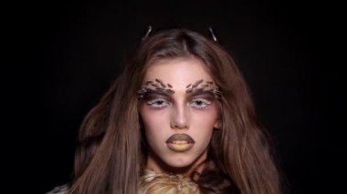 Kız şeytani gülüyor