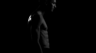 Genç bir çocuğun çağdaş dans