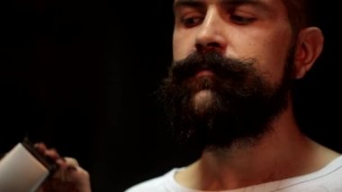 Sakal tıraş için bekleyen adam