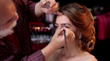 Kaşları güzel modeli için yapıyor 