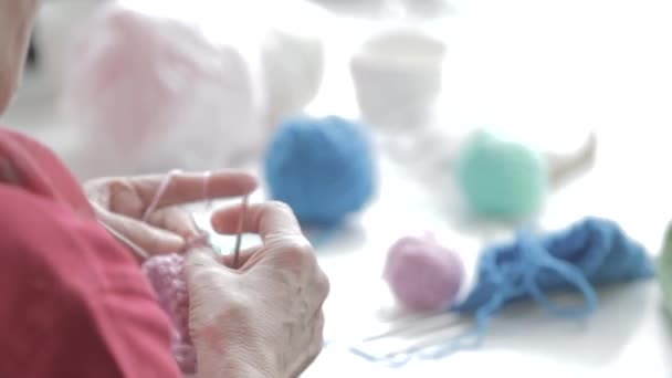Las manos viejas que tejen, el proceso del tejido — Vídeo de stock