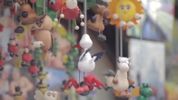 Jouets en bois sur ressorts, beau fond de cadeaux et produits pour enfants — Video