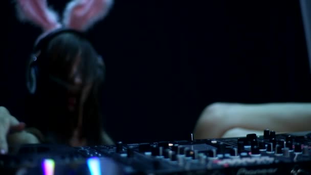 DJ girl en costume d'un sex shop travaille dans une boîte de nuit — Video