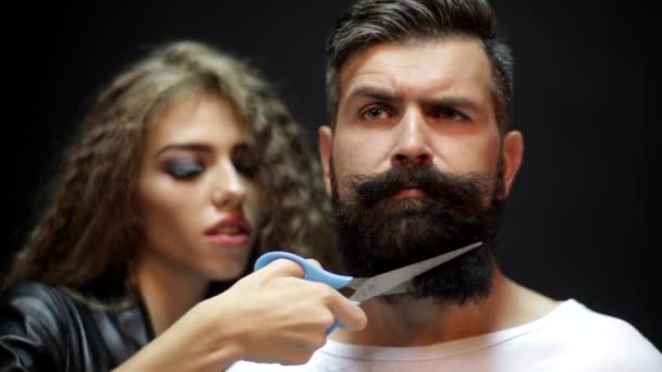 Lány a szakáll vágás egy boldogtalan ember — Stock videók