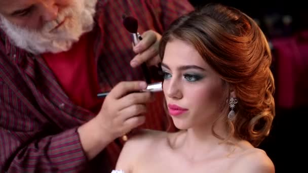 Truccatore applica polvere al viso di ragazza attraente con make-up — Video Stock