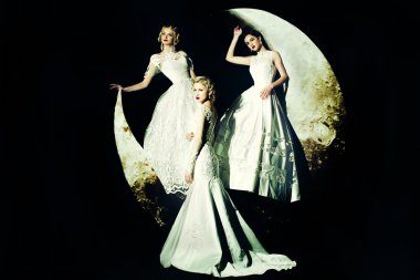 Aydaki elbiseli kadınlar