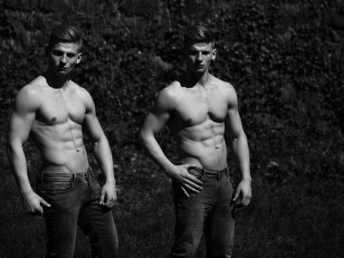 İki Yataklı kaslı vücut geliştiriciler