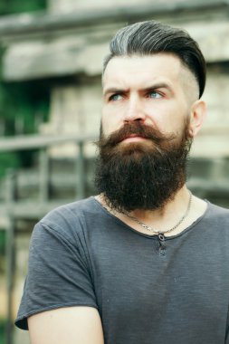 Sakallı adam açık