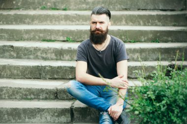 Mavi gökyüzü üzerinde sakallı adam